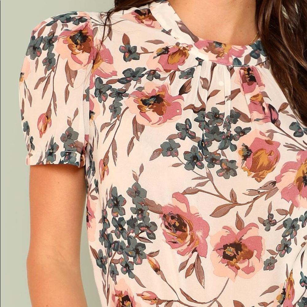 ๐Floral puff sleeve blouse - Picture 7 of 8